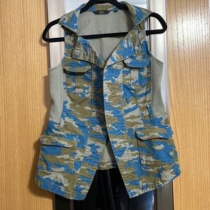 G.I.L.I. Size 4 Camo vest with ribbed sides pockets and zipper stitching detail
